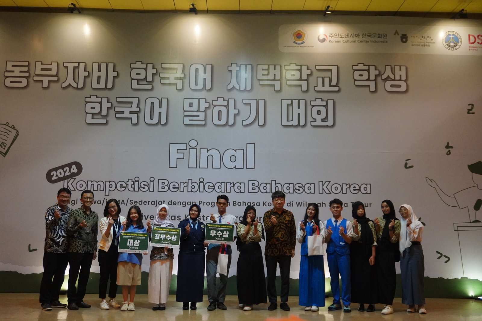 Sabet Piala dalam Lomba Berbicara Bahasa Korea